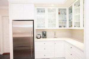 kitchen-acrylic-bench-backsplash